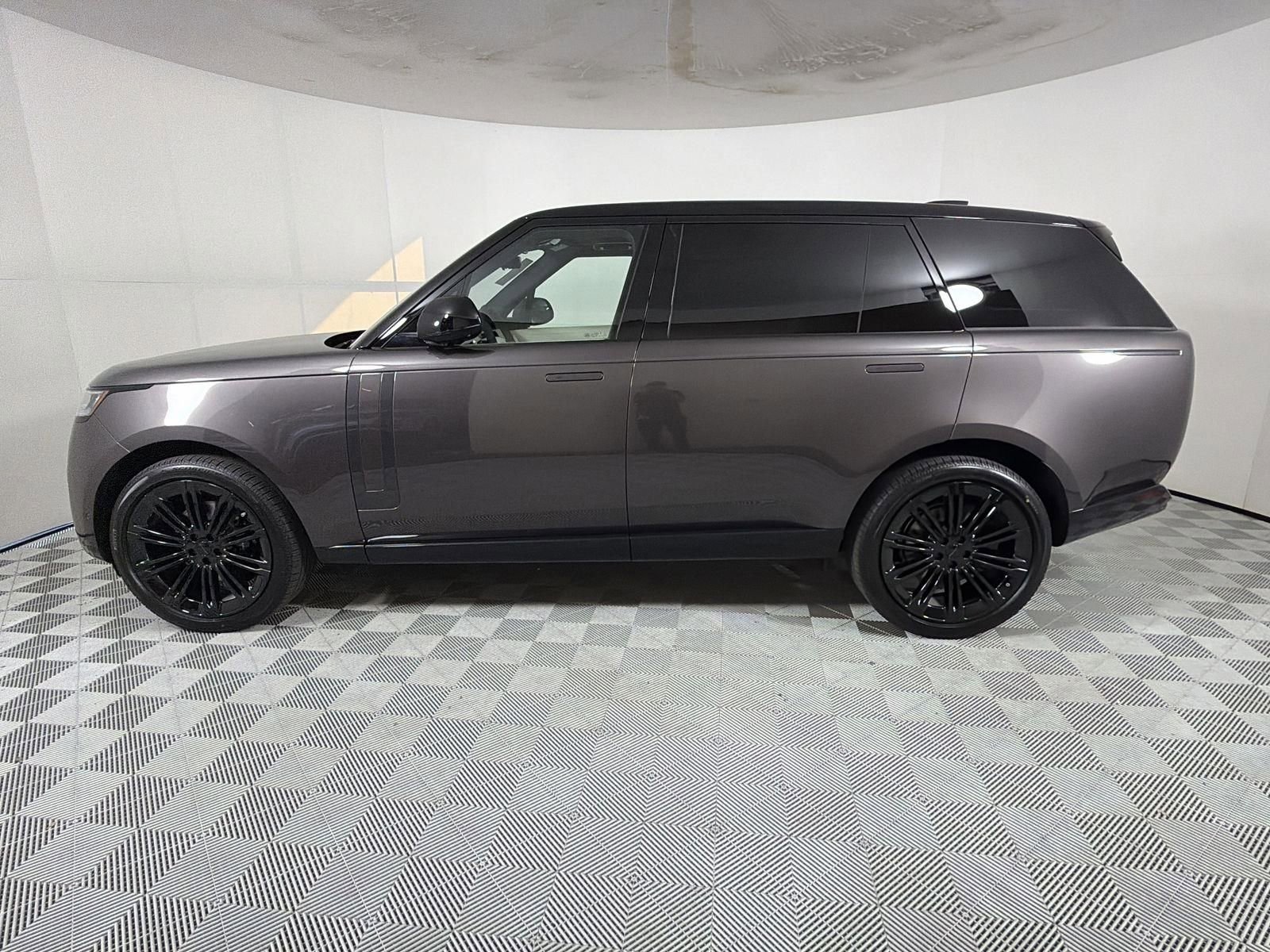 New 2026 Land Rover Range Rover Long Wheelbase SE image 2
