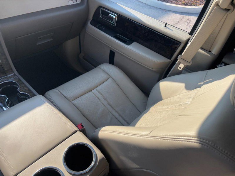 Used 2016 Lincoln Navigator Select image 17