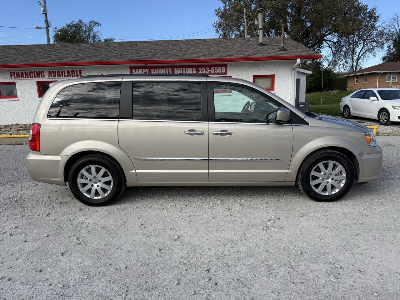 Used 2015 Chrysler Town & Country Touring w/ Driver Convenience Group FWD image 2