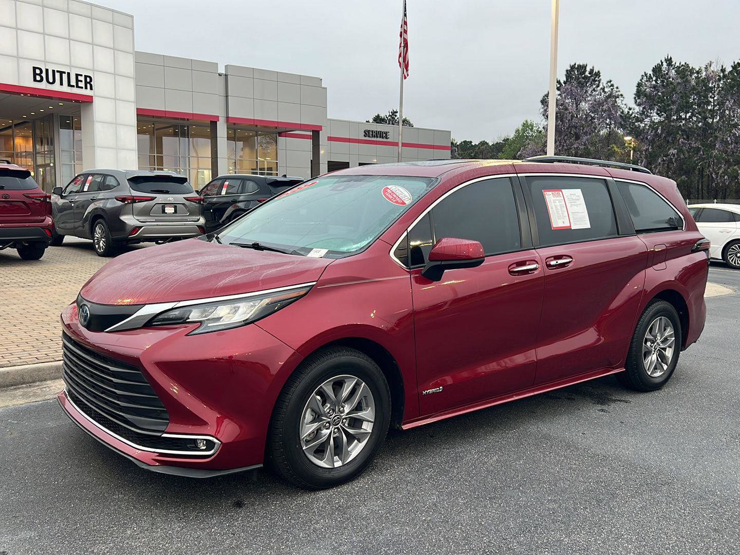 Certified 2022 Toyota Sienna XLE w/ XLE Plus Package image 2