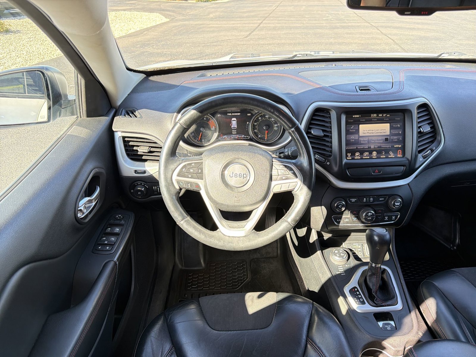 Used 2017 Jeep Cherokee Trailhawk w/ Comfort/Convenience Group AWD/4WD image 16