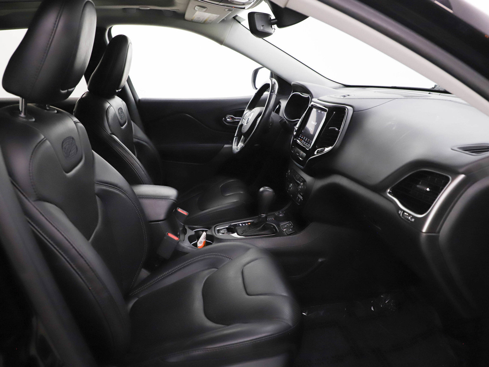 Used 2019 Jeep Cherokee Overland w/ Technology Group image 11