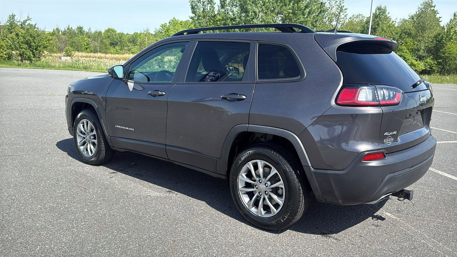 Used 2022 Jeep Cherokee Latitude Lux w/ Sun & Sound Group AWD/4WD image 10