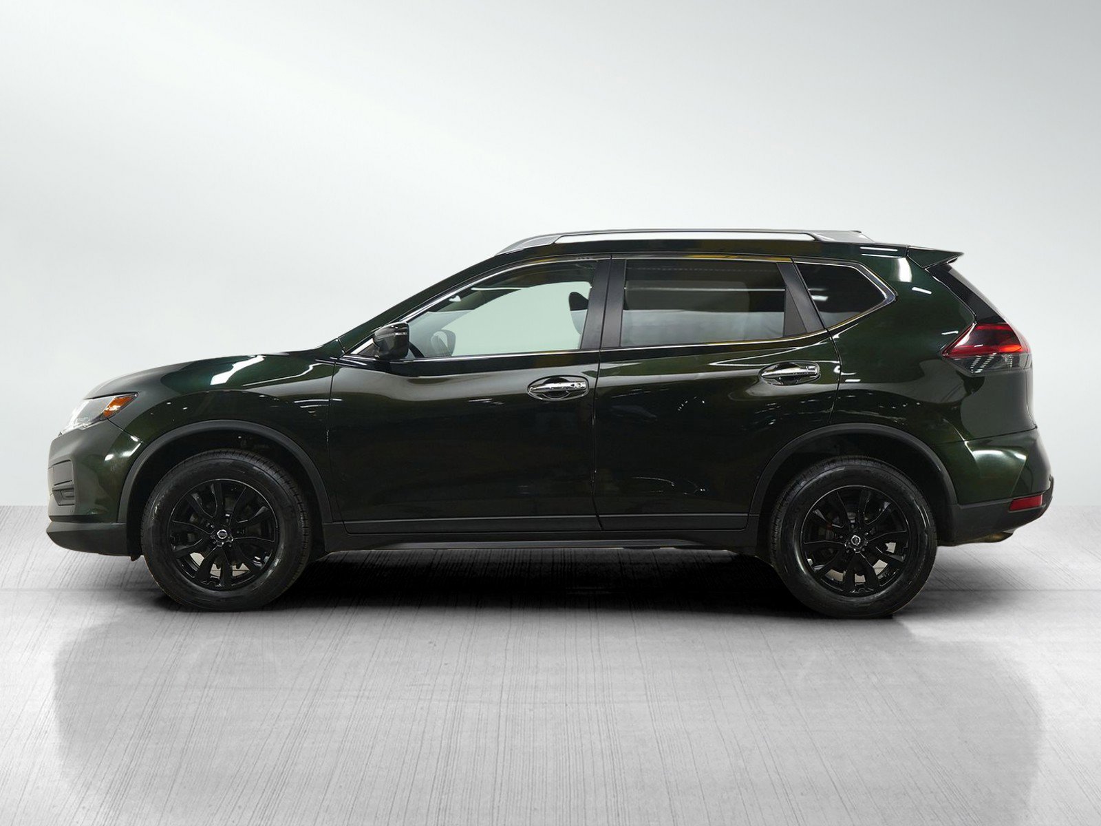 Used 2020 Nissan Rogue SV image 2