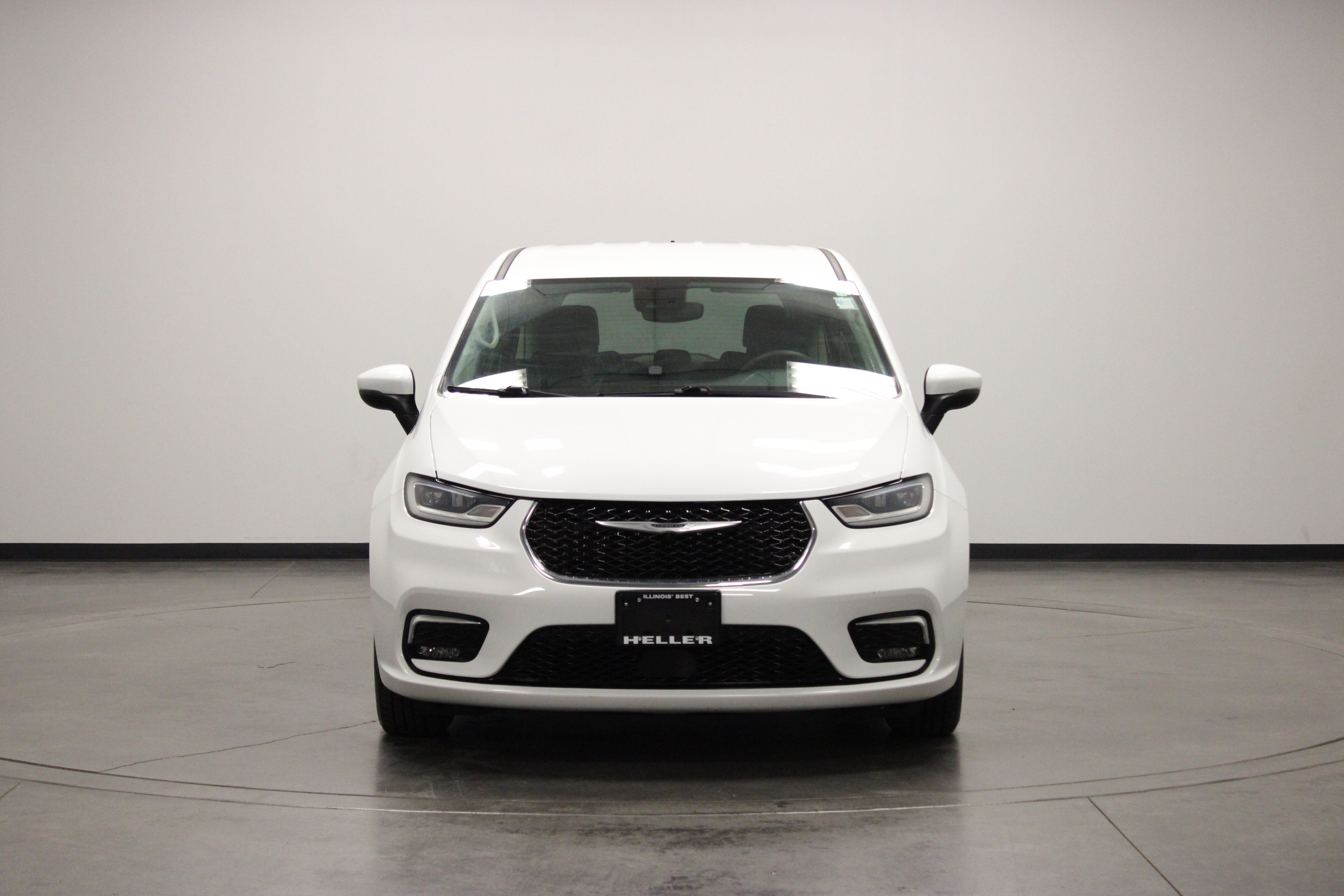 Used 2023 Chrysler Pacifica Touring-L FWD image 3