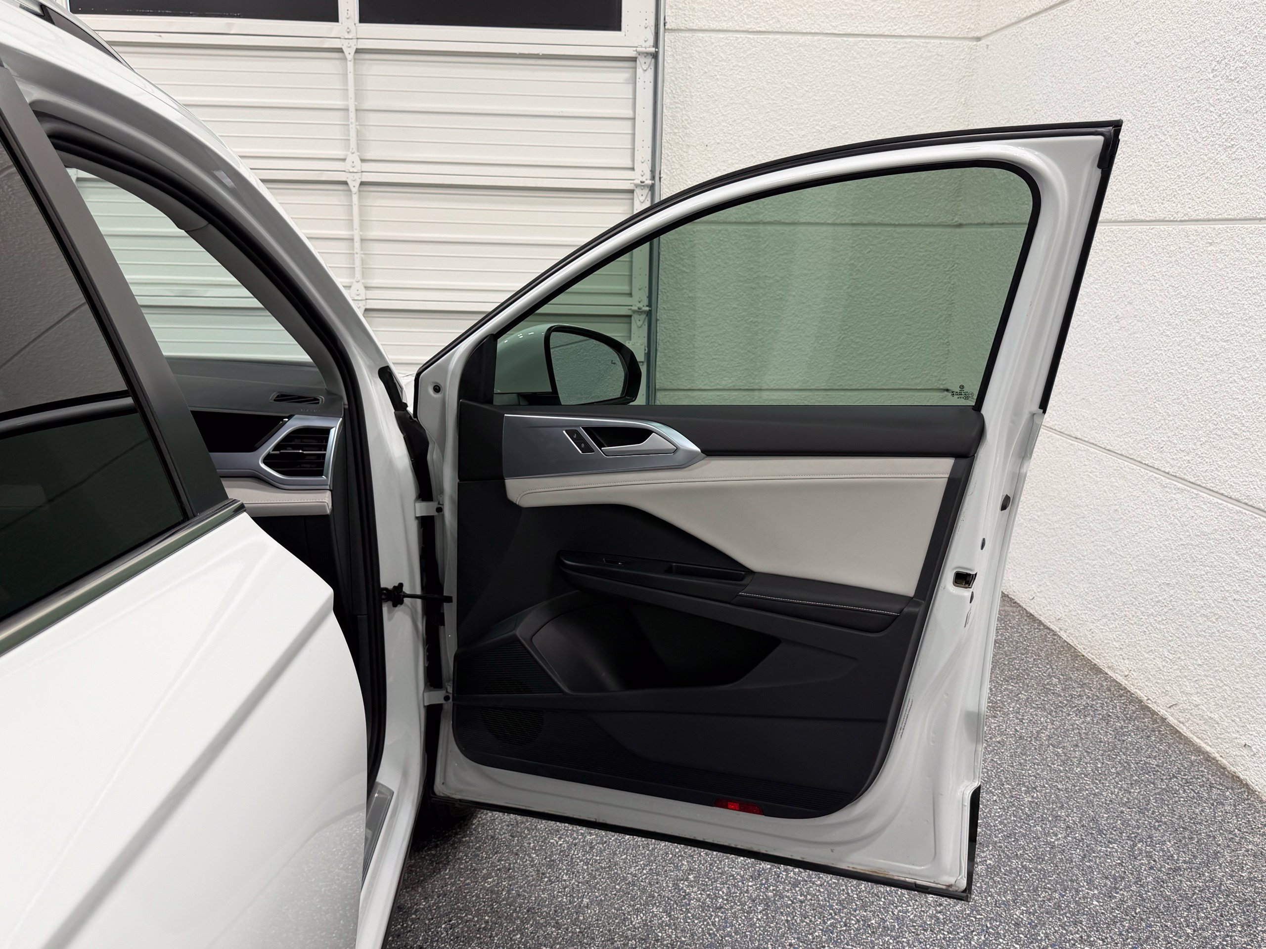 Certified 2025 Volkswagen Taos SE FWD image 27