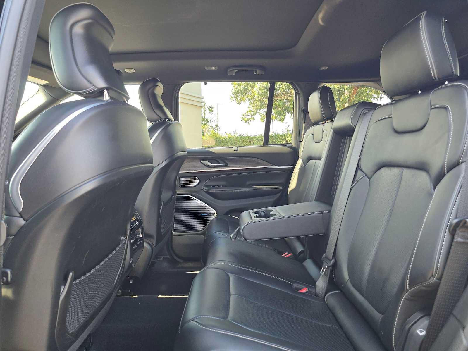 Used 2022 Jeep Grand Cherokee Overland w/ Luxury Tech Group IV AWD/4WD image 18