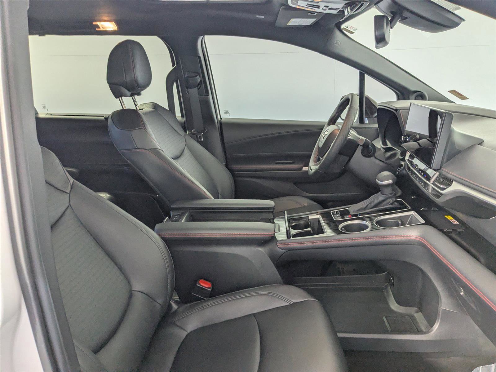 Used 2025 Toyota Sienna XSE image 27