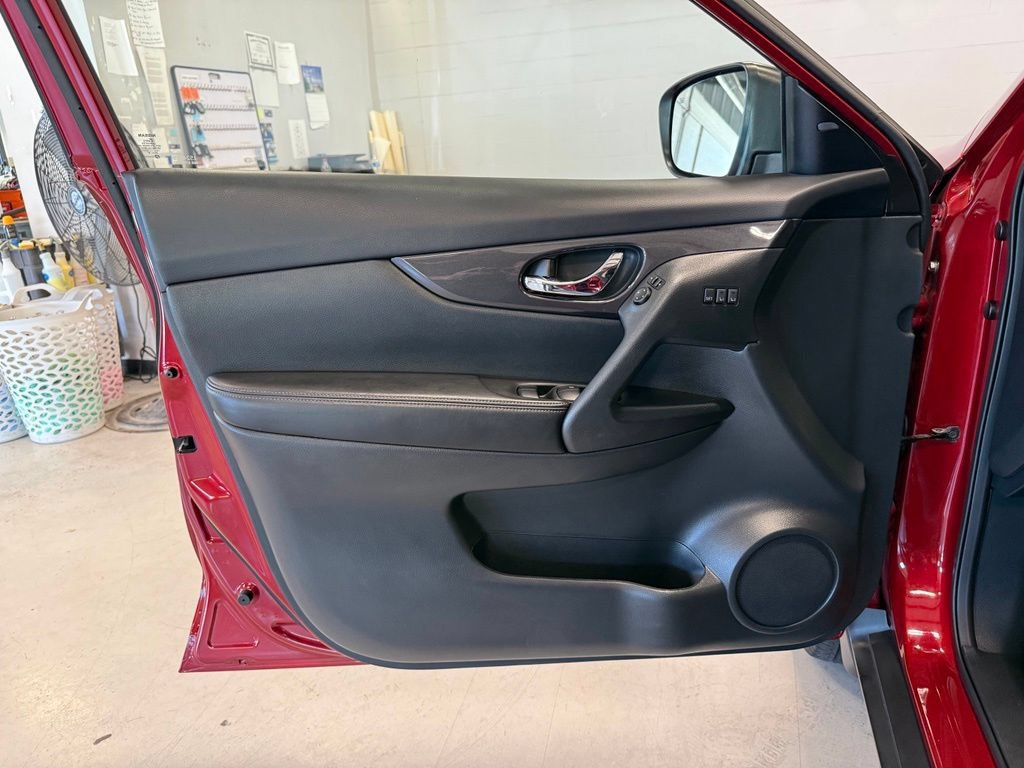Used 2018 Nissan Rogue SV w/ Premium Package AWD/4WD image 14