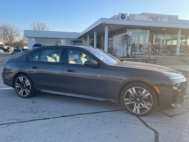 Used 2023 BMW 760i xDrive image 2