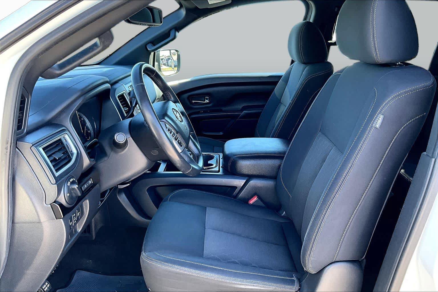 Used 2018 Nissan Titan SV w/ SV Convenience Package RWD image 8