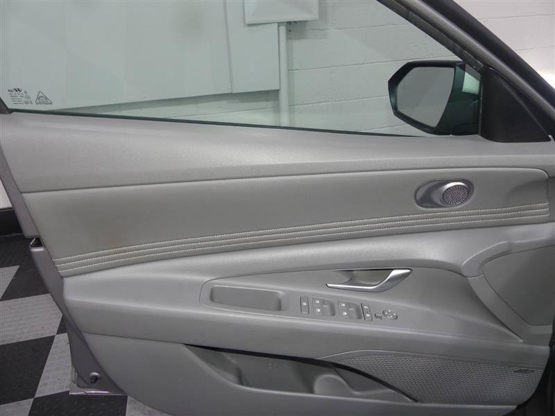 Used 2022 Hyundai Elantra SEL w/ Convenience + Premium Package FWD image 18