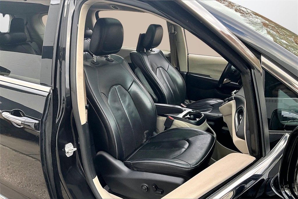 Used 2019 Chrysler Pacifica Limited w/ Tire & Wheel Group image 27