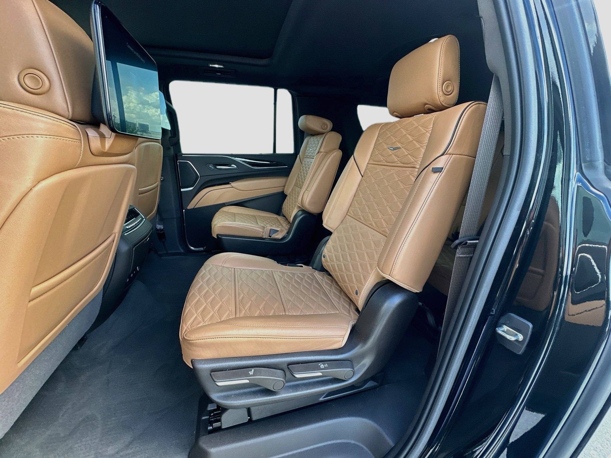 Used 2023 Cadillac Escalade ESV Premium Luxury w/ Performance Package AWD/4WD image 26