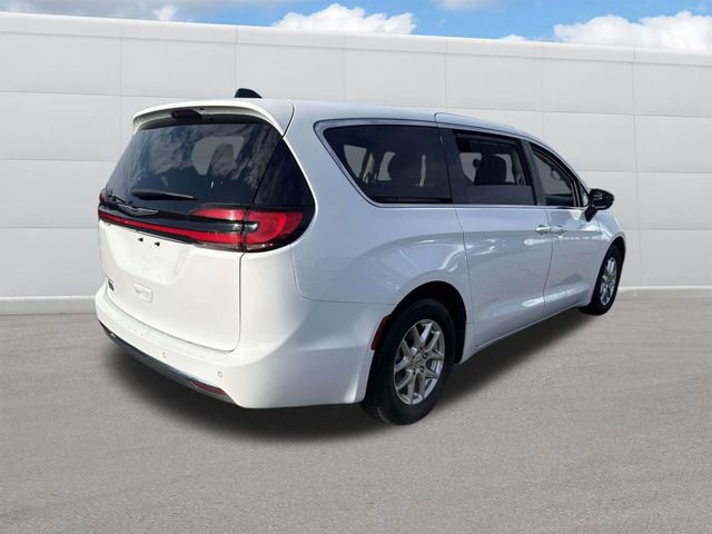 Used 2024 Chrysler Pacifica Touring-L image 9