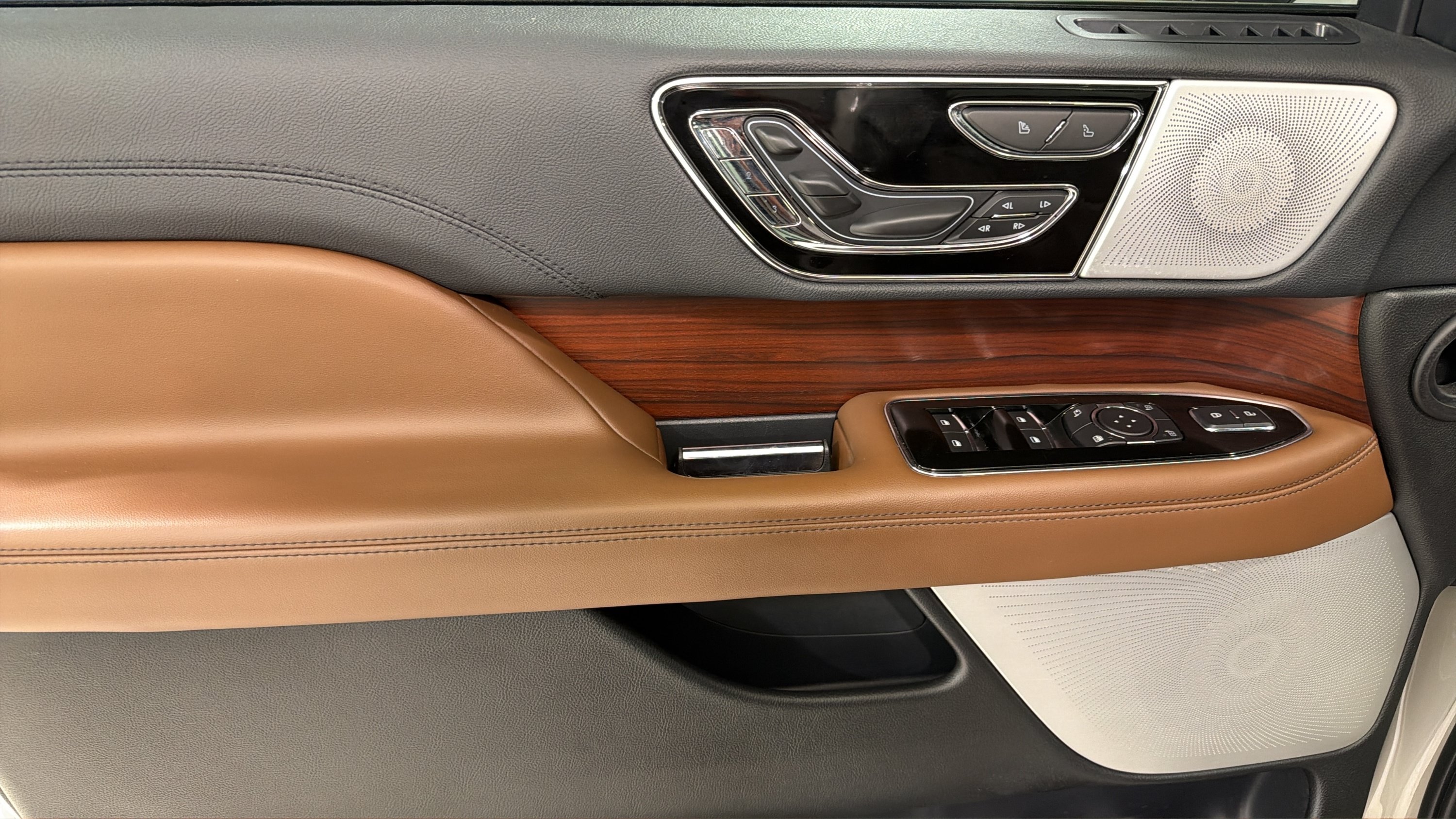 Used 2023 Lincoln Navigator Reserve AWD/4WD image 11