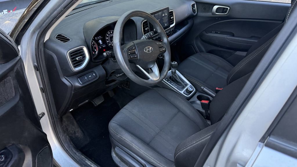 Used 2020 Hyundai Venue SEL FWD image 3