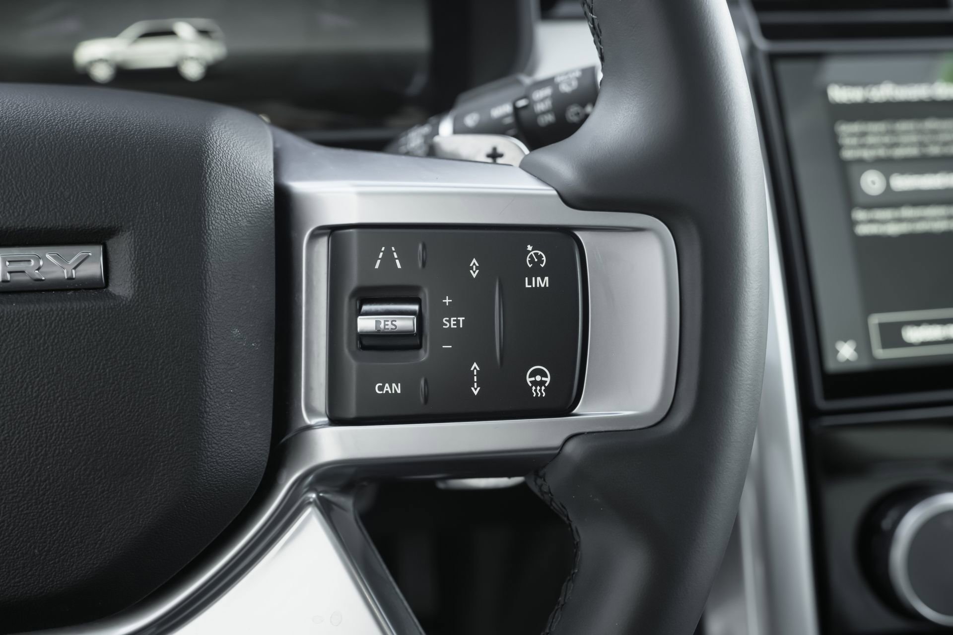 Used 2025 Land Rover Discovery S image 18