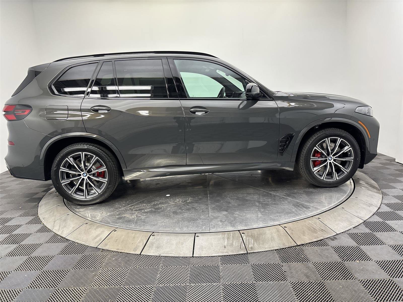 New 2026 BMW X5 M60i image 17