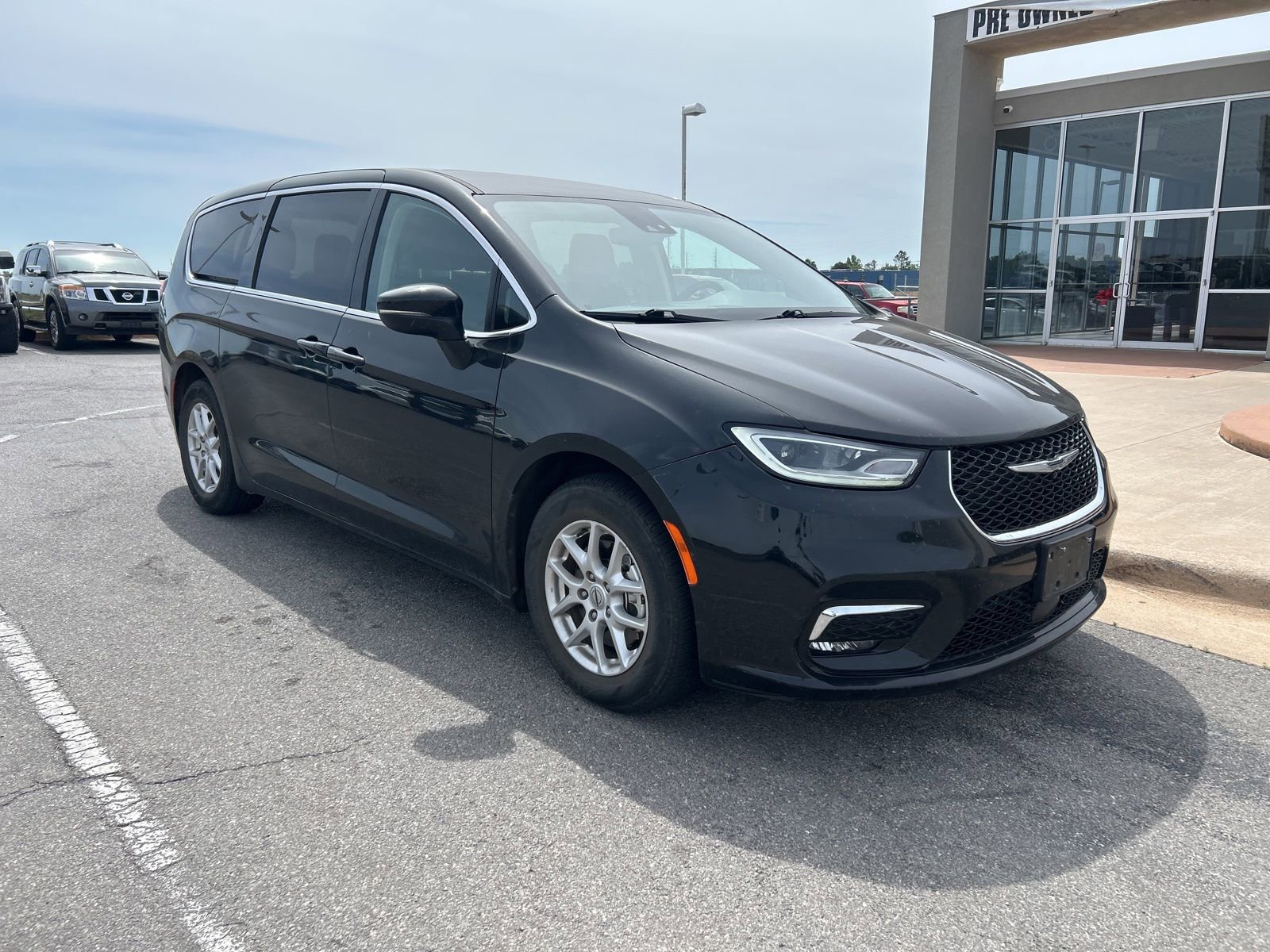 Used 2023 Chrysler Pacifica Touring-L FWD image 3