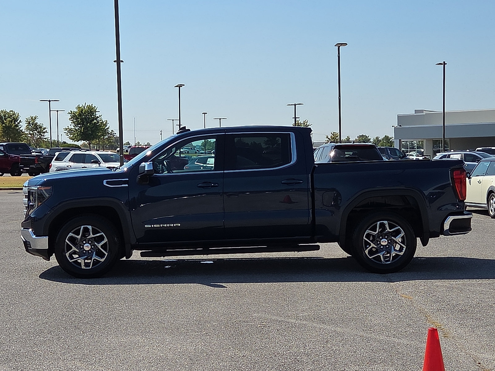 Used 2023 GMC Sierra 1500 SLE RWD image 3