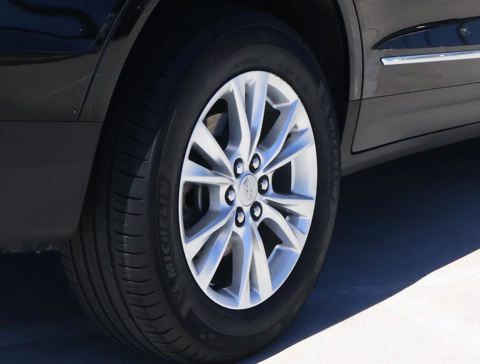 Certified 2025 Cadillac XT5 Luxury w/ LPO, Floor Liner Package FWD image 12