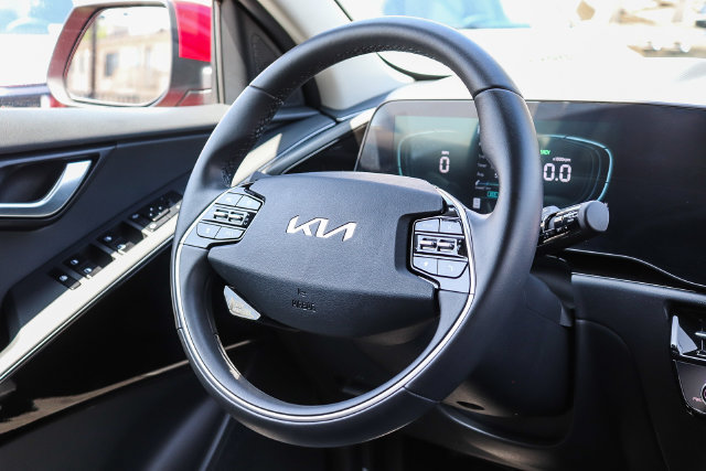 Certified 2025 Kia Niro EX FWD image 16