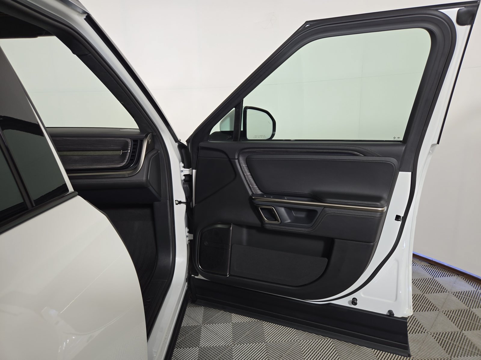 Used 2023 Rivian R1S Launch Edition Quad AWD/4WD image 18