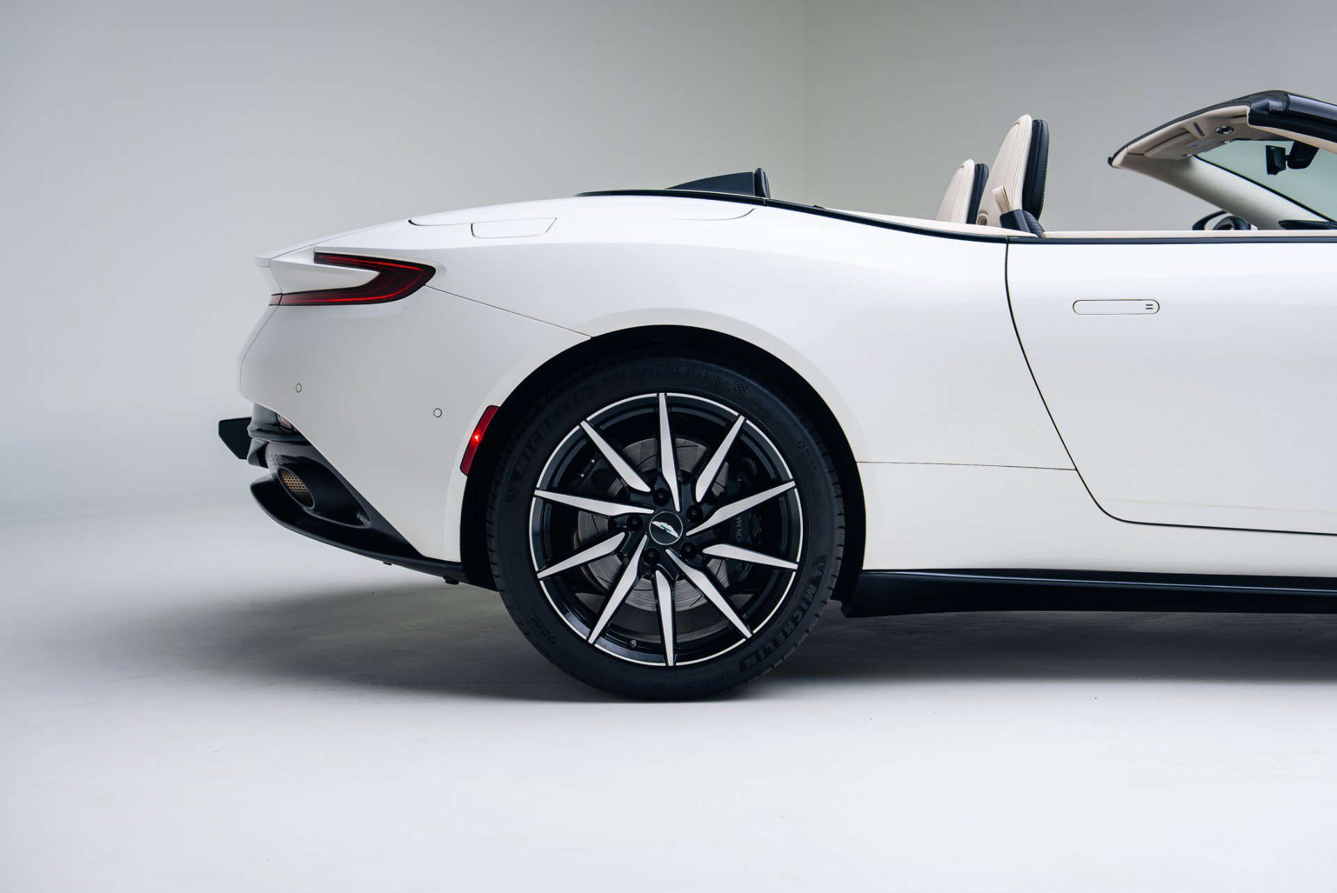 Used 2020 Aston Martin DB11 Volante image 20