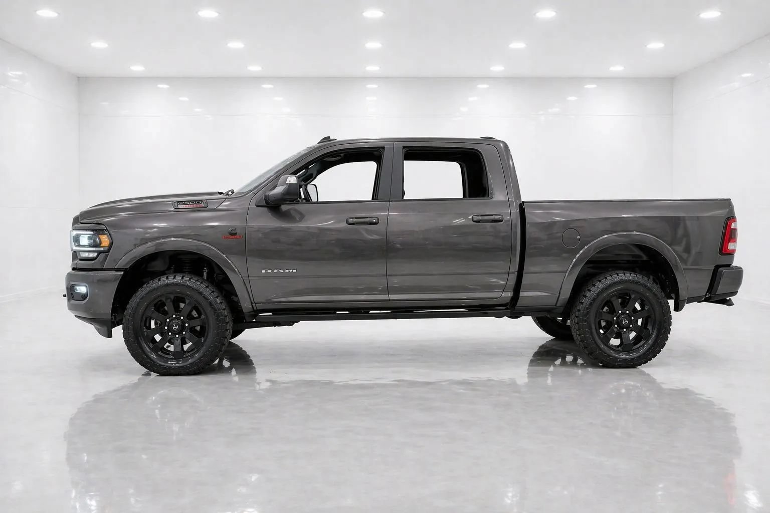 Used 2020 RAM 2500 Laramie w/ Night Edition AWD/4WD image 2