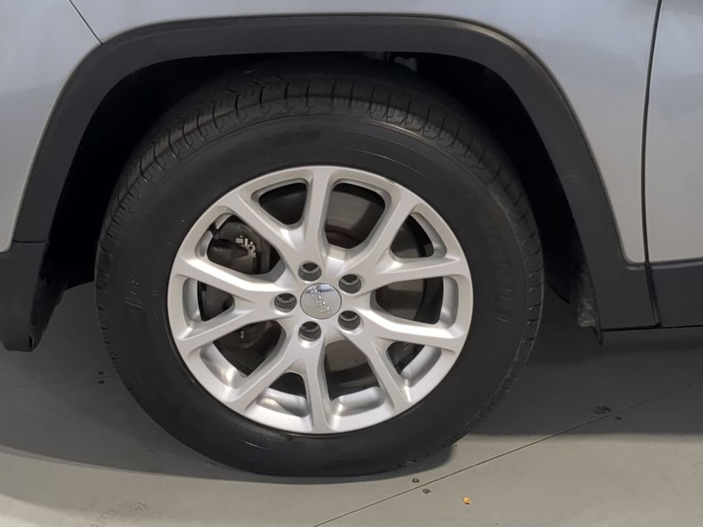 Used 2014 Jeep Cherokee Latitude w/ Comfort/Convenience Group FWD image 17