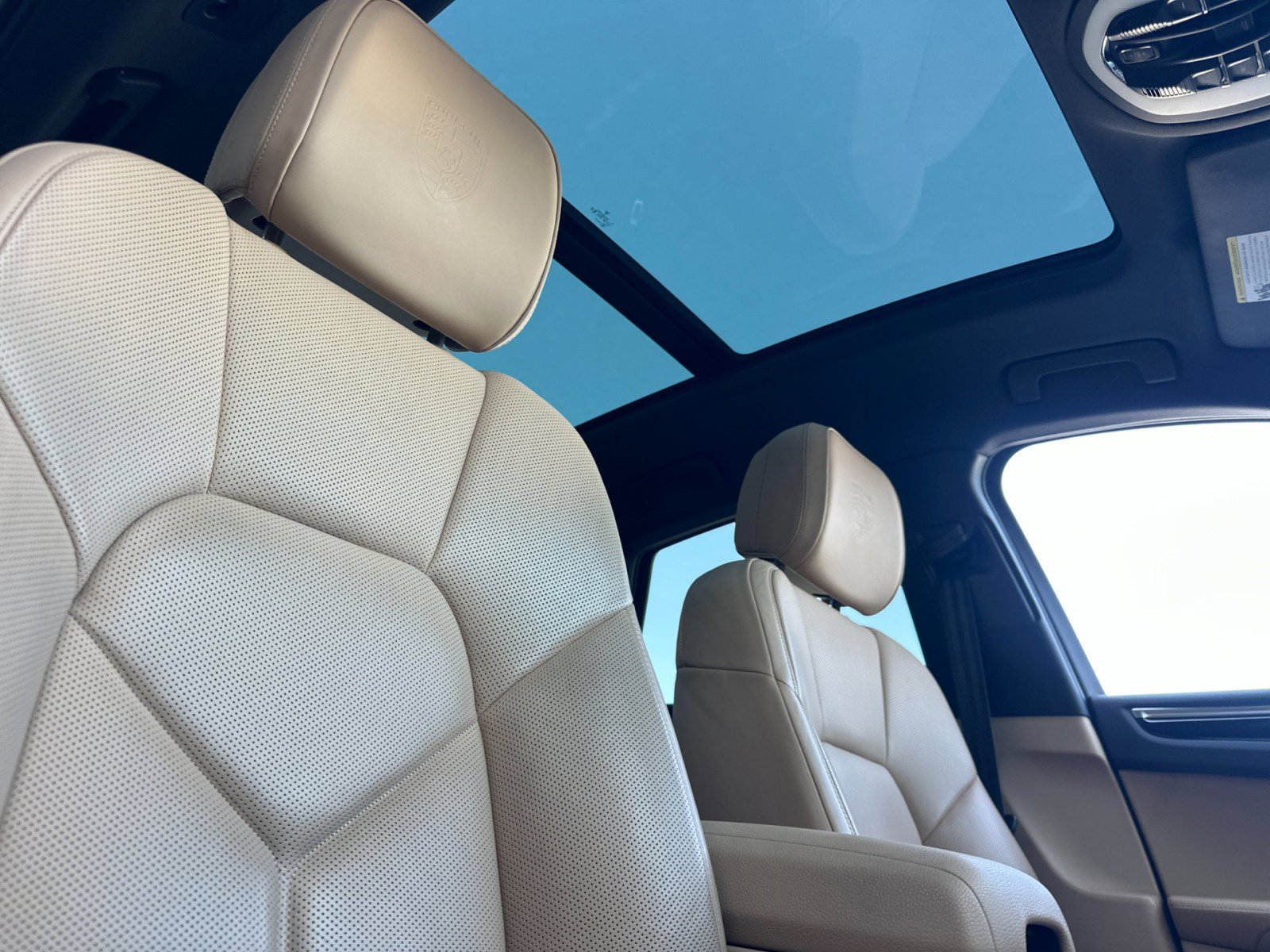 Certified 2023 Porsche Macan S image 17