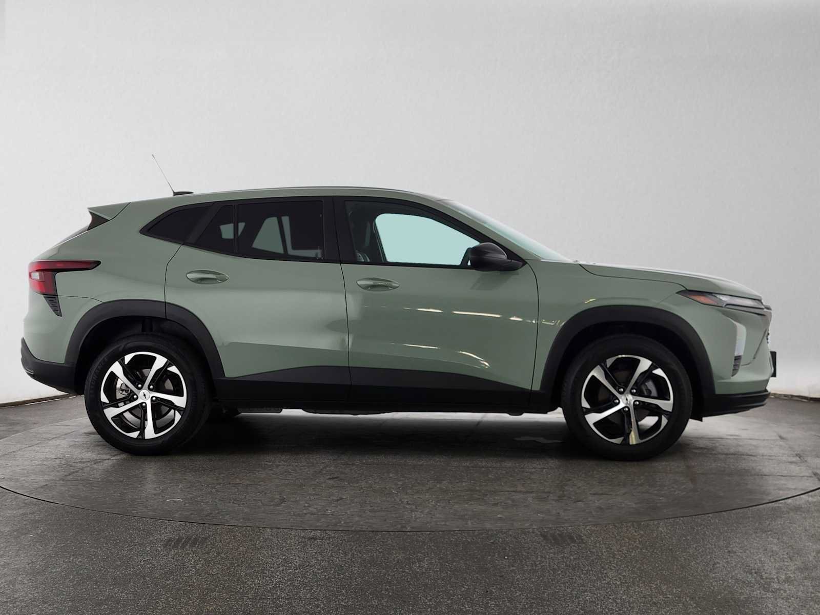 Used 2024 Chevrolet Trax RS FWD image 2