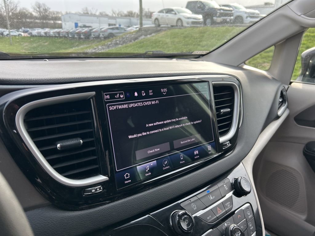 Used 2022 Chrysler Pacifica Touring-L image 8