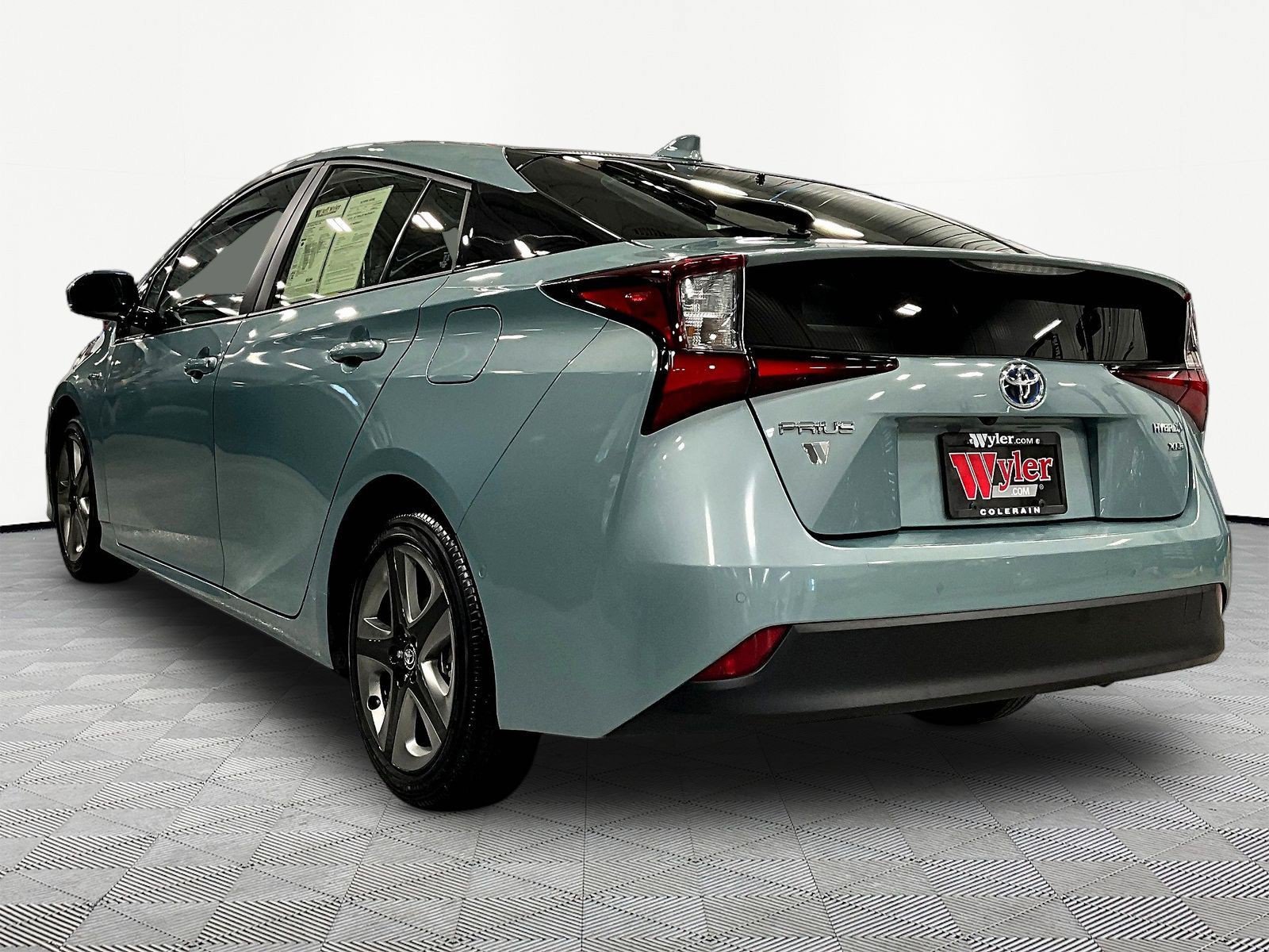 Used 2019 Toyota Prius XLE FWD image 4