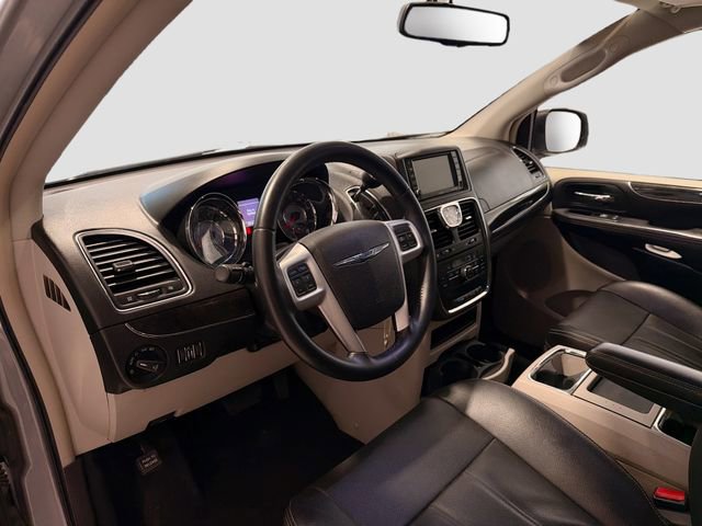Used 2014 Chrysler Town & Country Touring FWD image 9
