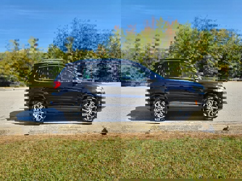 Used 2011 Volkswagen Tiguan SE image 6