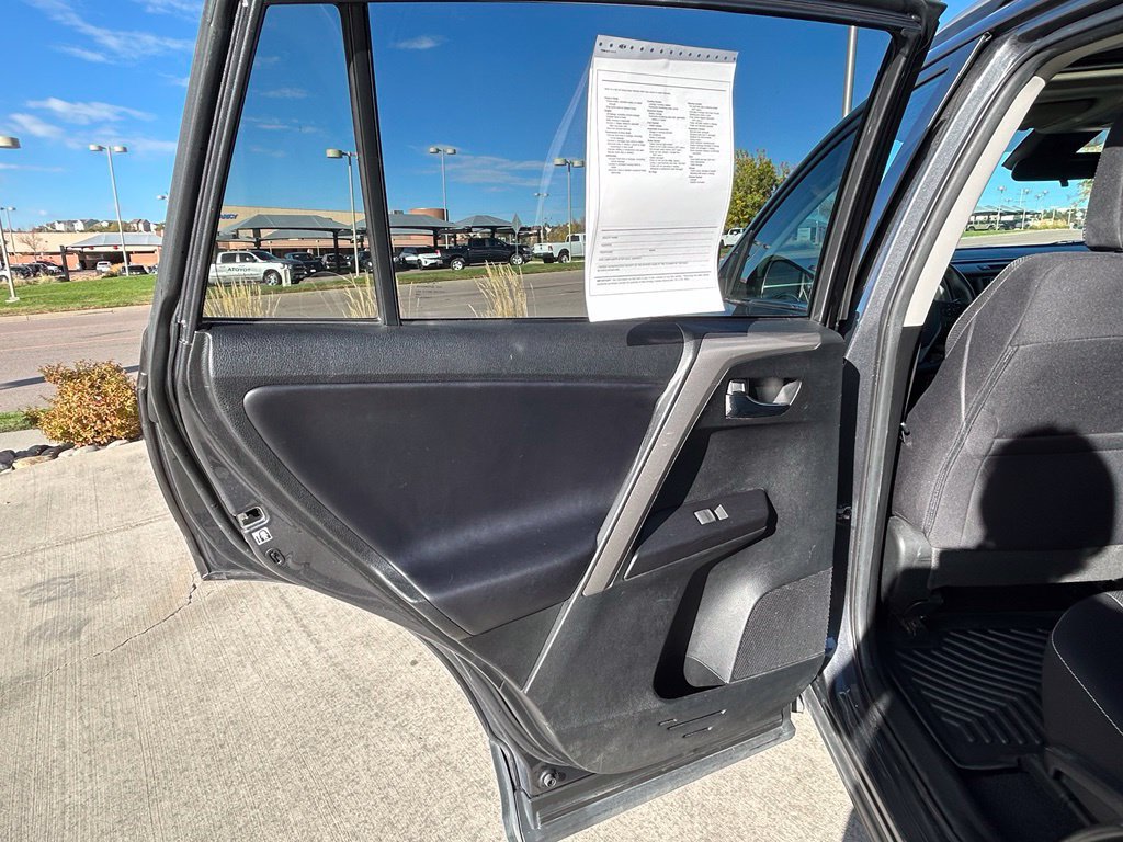 Used 2018 Toyota RAV4 XLE AWD/4WD image 36