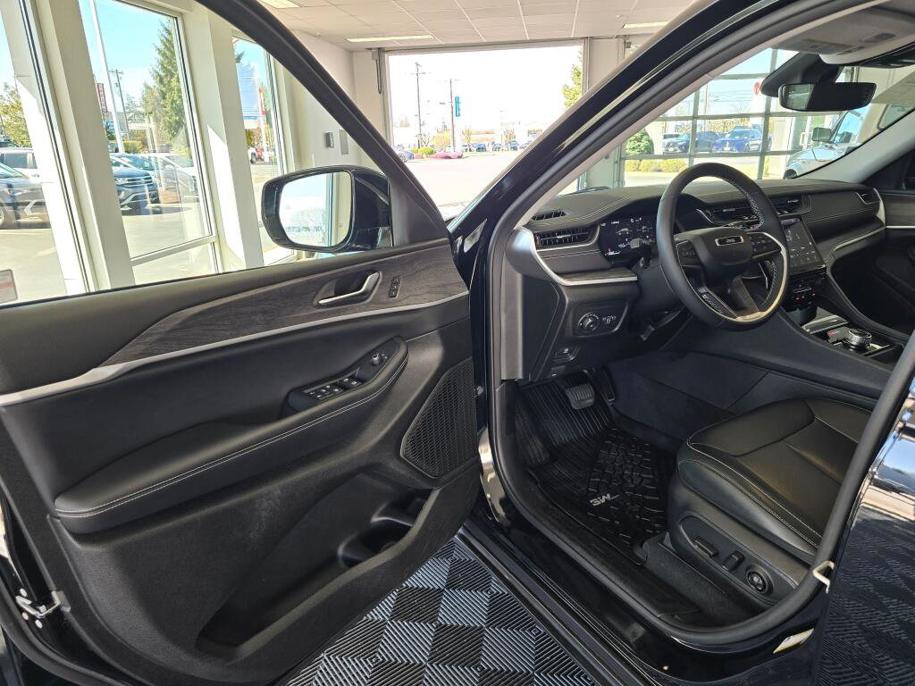 Used 2023 Jeep Grand Cherokee Limited w/ Trailer Tow Prep Group (B) image 19