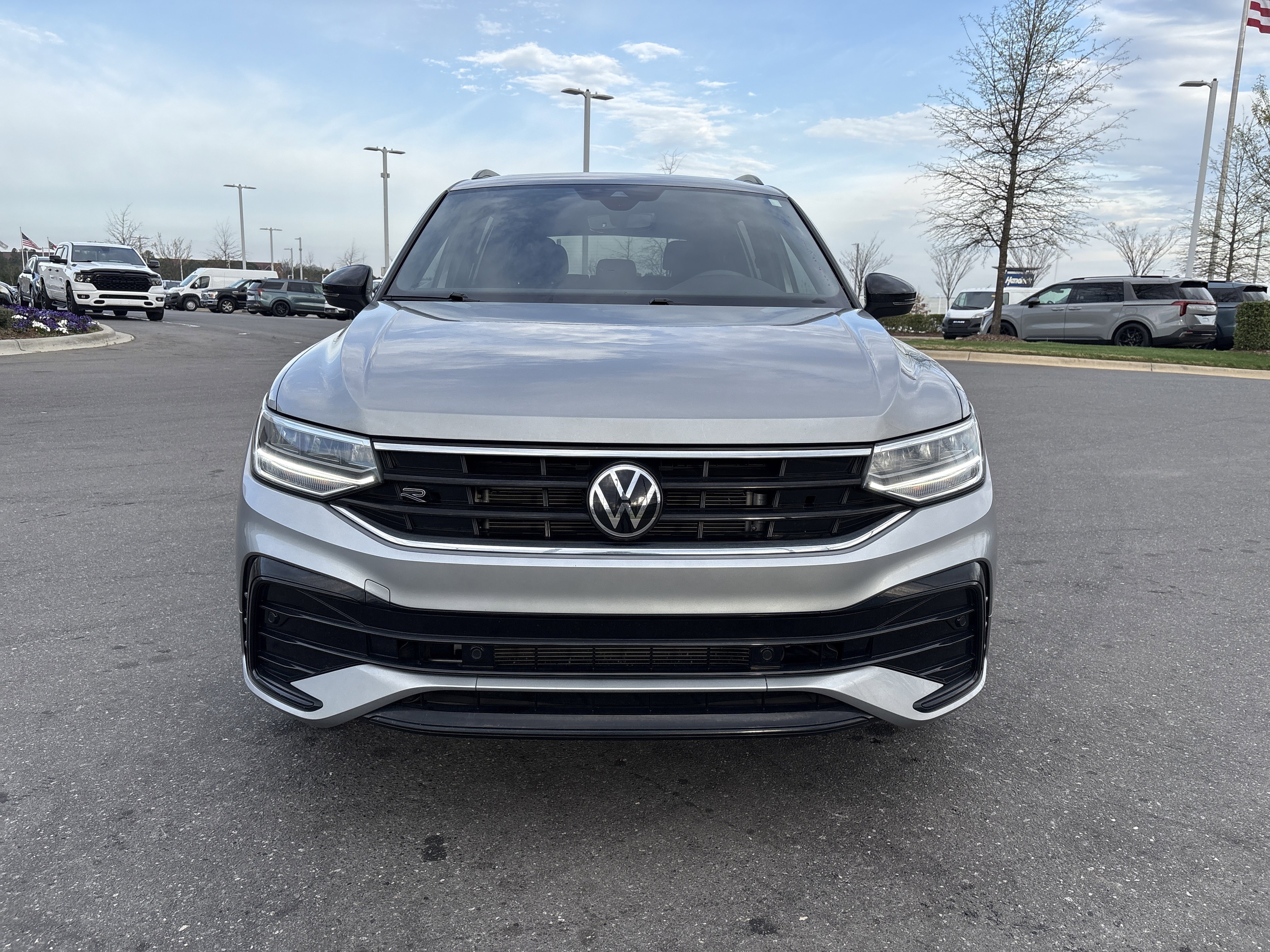 Used 2023 Volkswagen Tiguan SE R-Line image 3