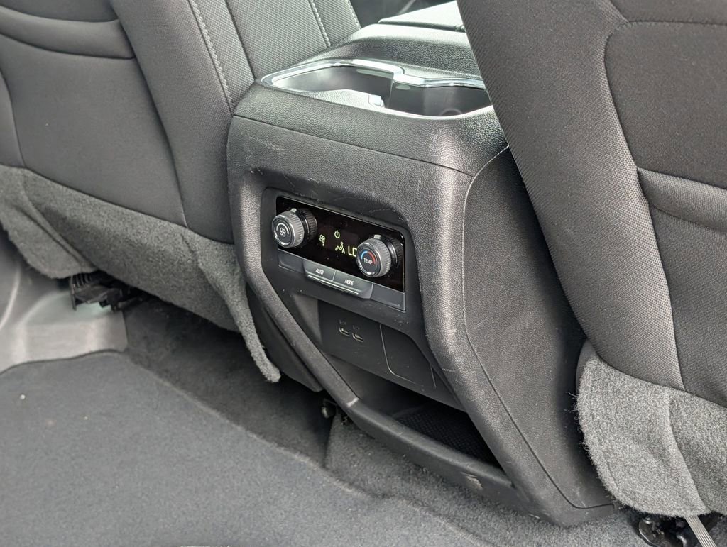 Used 2025 Chevrolet Traverse LT image 32