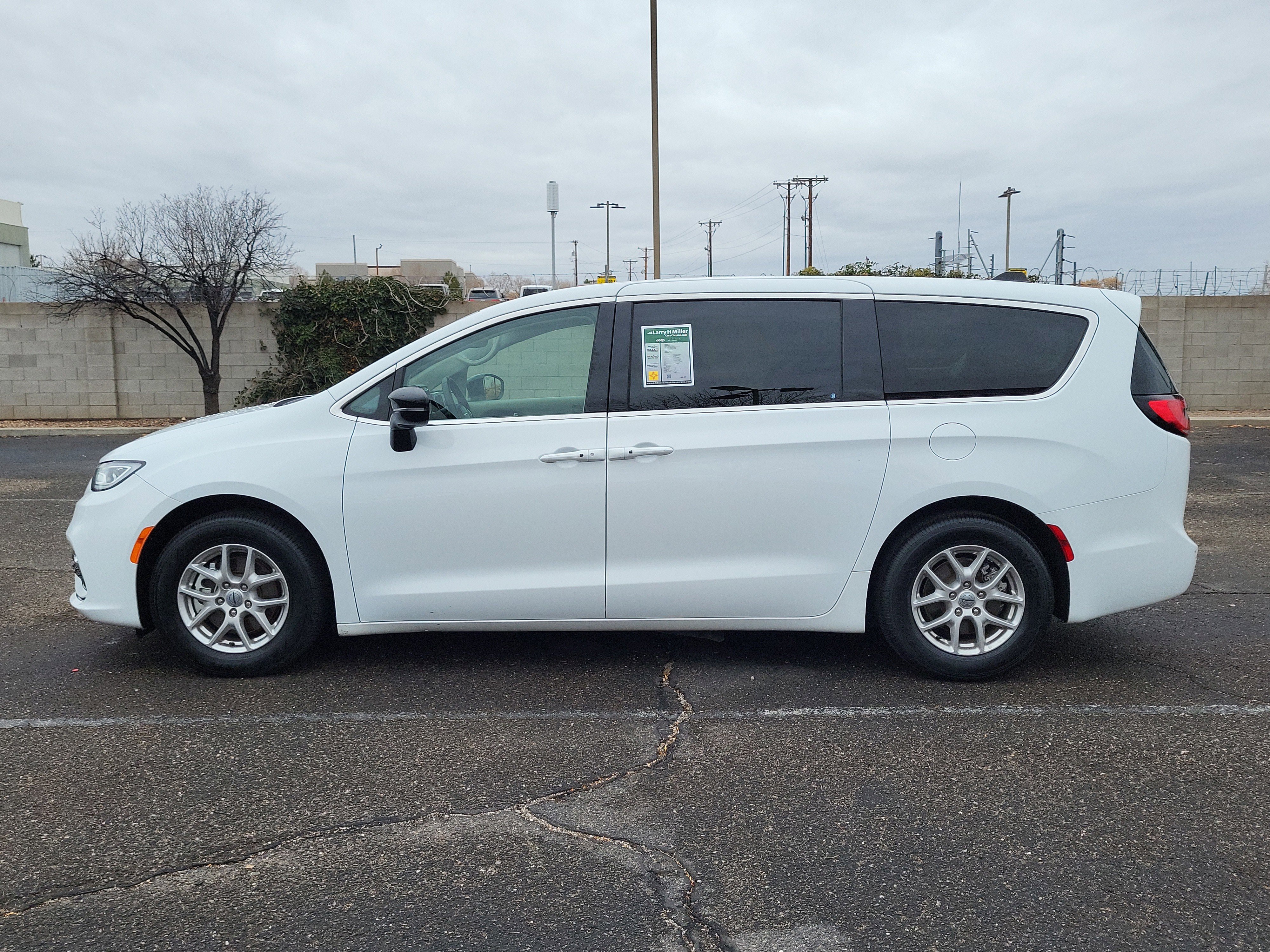 Used 2024 Chrysler Pacifica Touring-L image 3