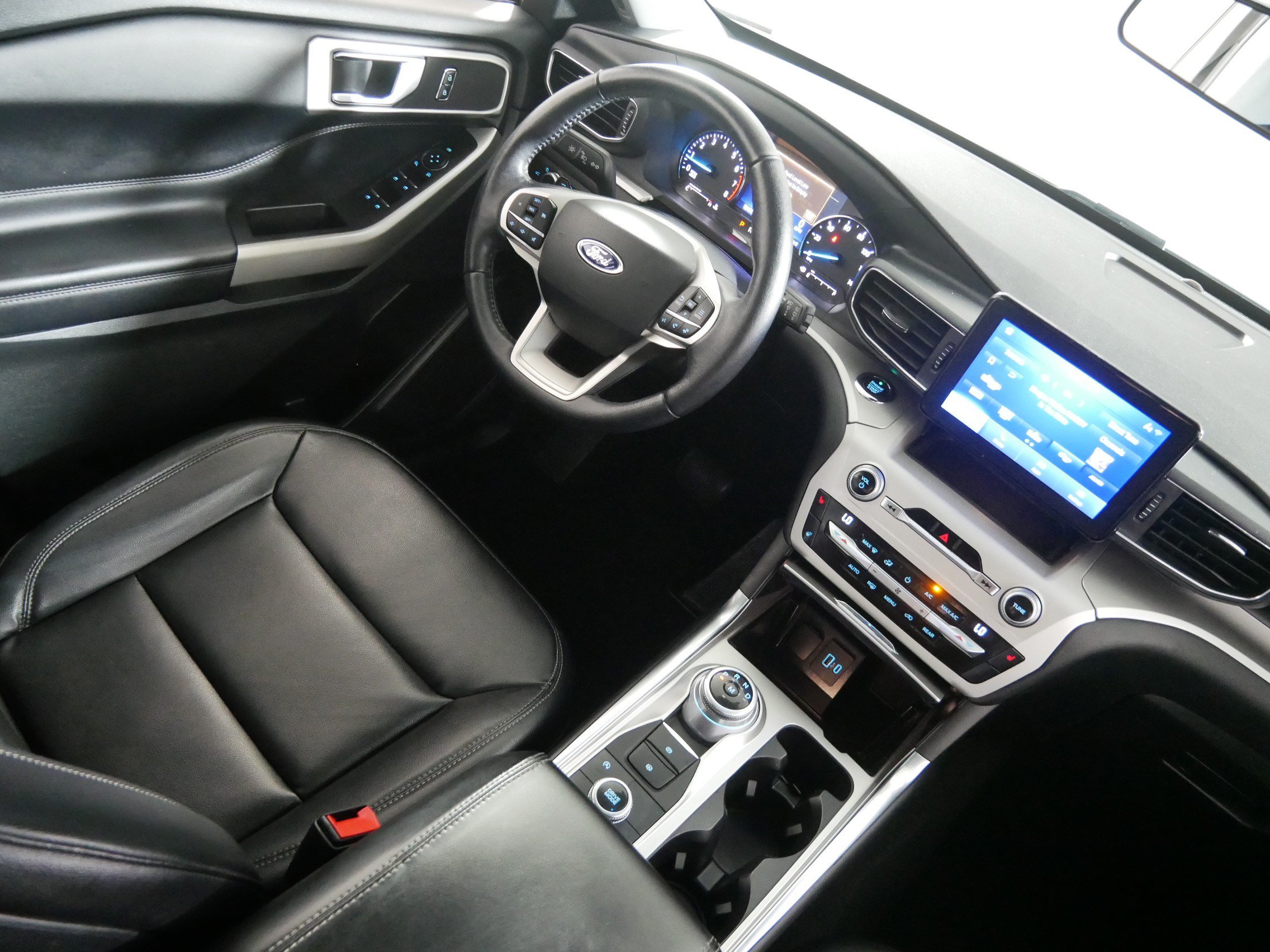Used 2020 Ford Explorer XLT w/ Equipment Group 202A AWD/4WD image 9