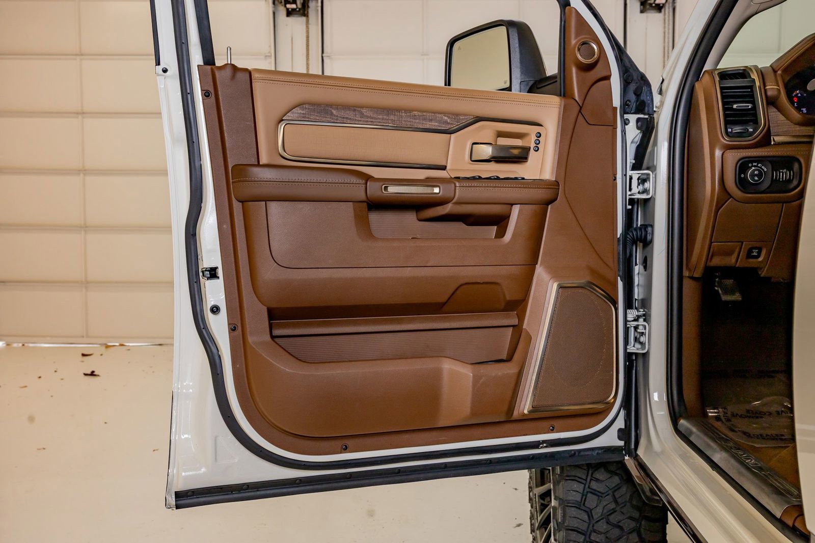 Used 2024 RAM 2500 Limited w/ Towing Technology Group AWD/4WD image 37