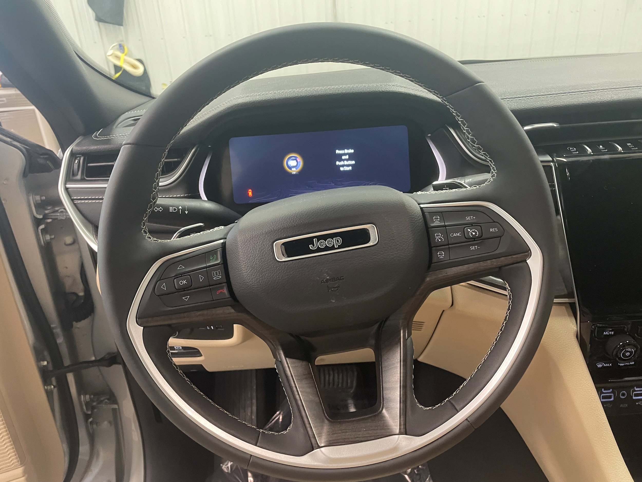 Used 2024 Jeep Grand Cherokee Limited AWD/4WD image 15