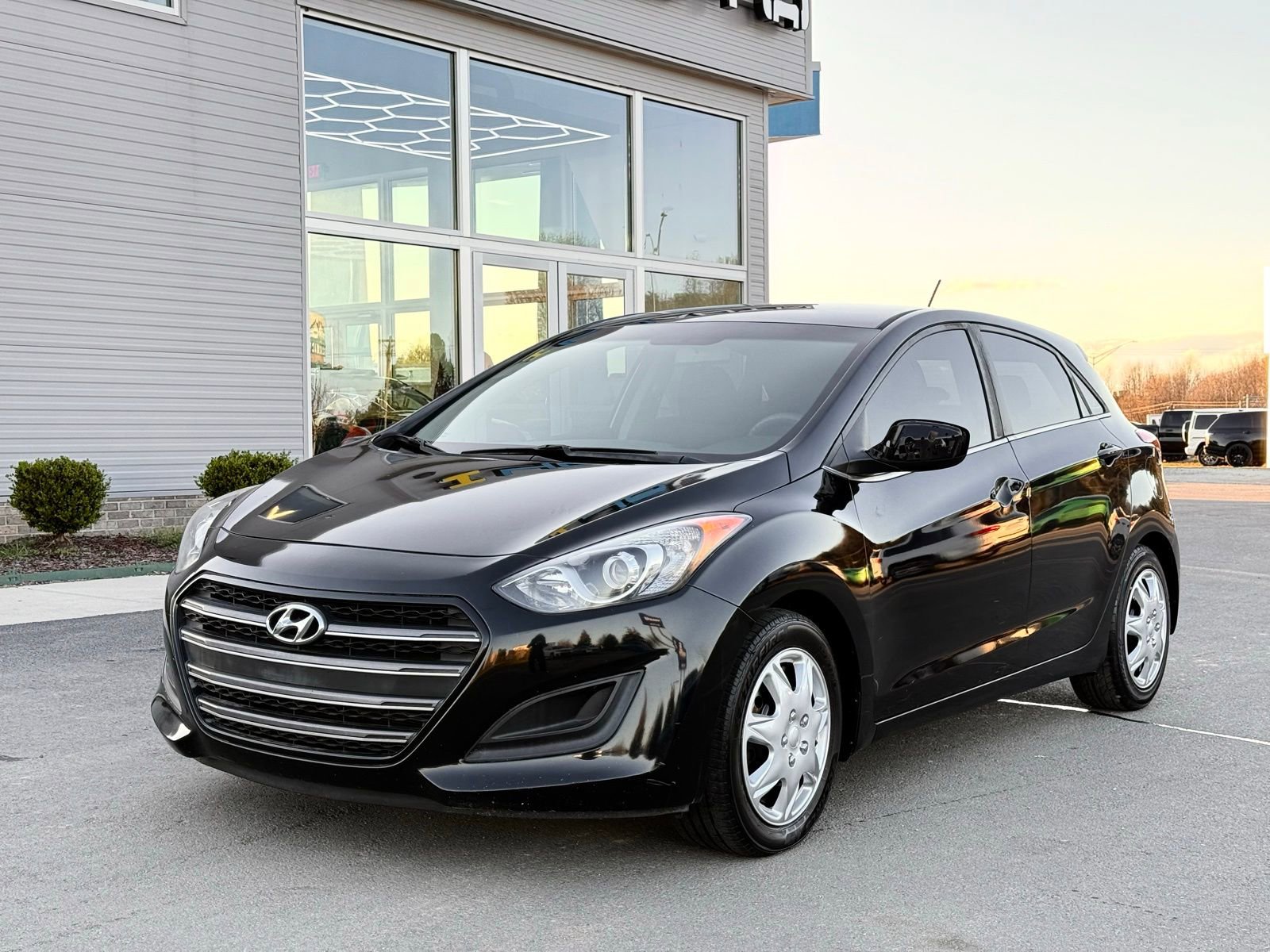 Used 2017 Hyundai Elantra GT image 2