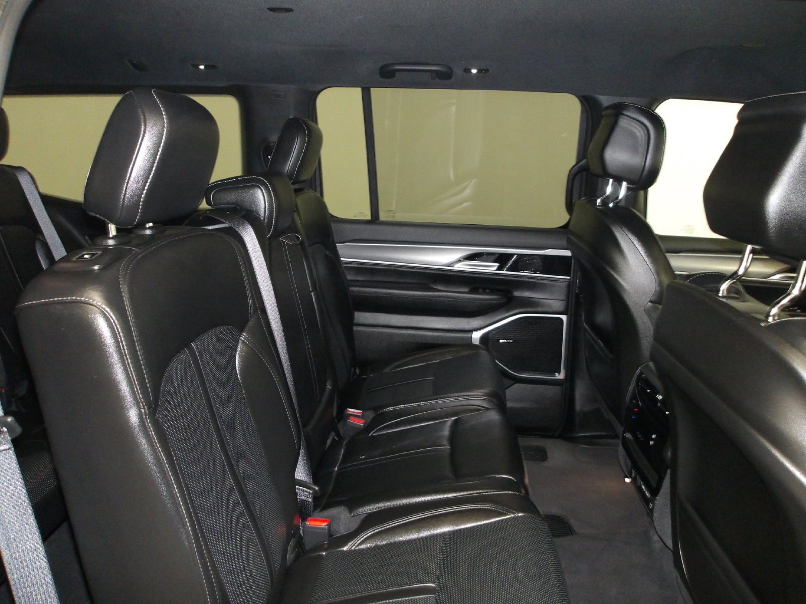 Used 2025 Jeep Wagoneer 4WD image 17