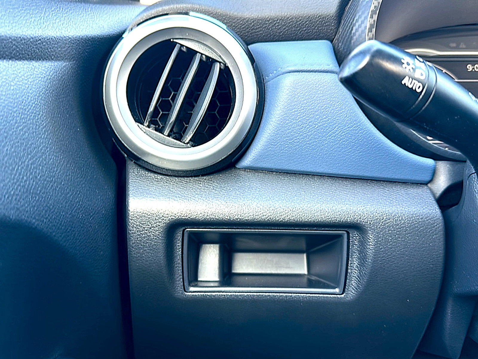 Used 2023 Nissan Versa SV image 34