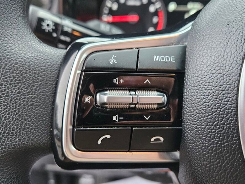 Used 2023 Kia Sorento LX image 26