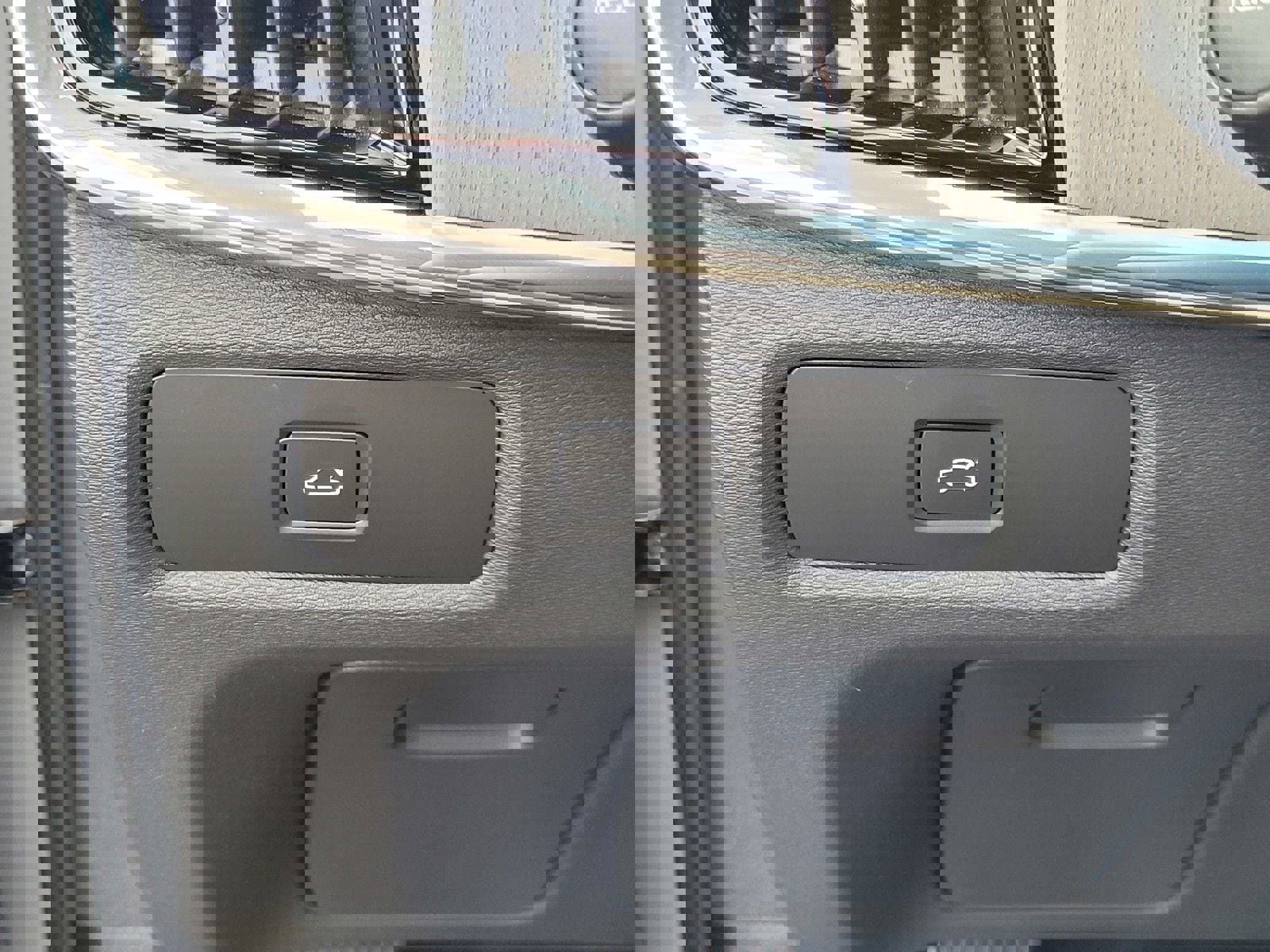 Certified 2025 Volvo V90 B6 Cross Country Plus image 17